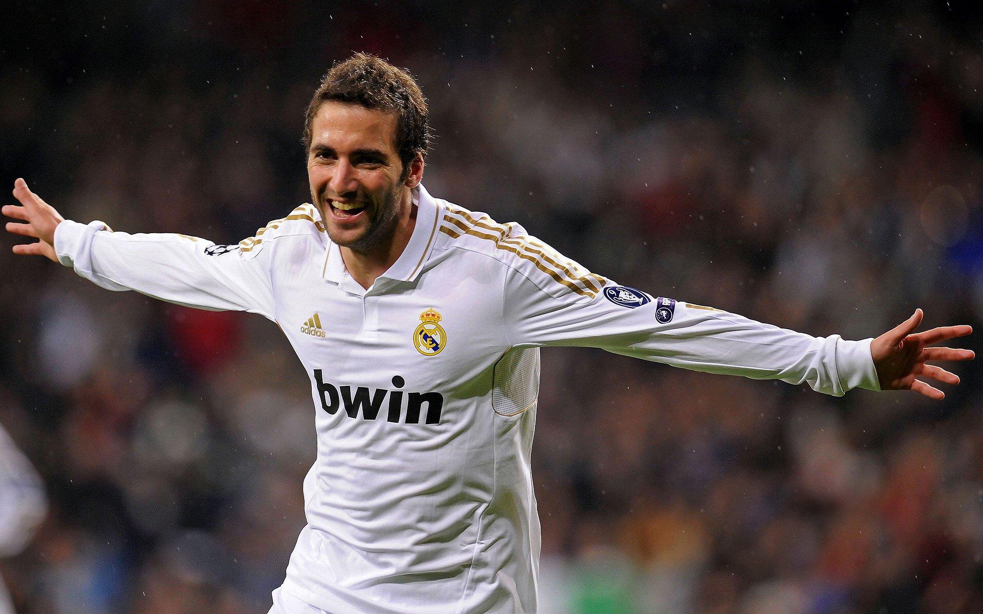 转会传闻满天飞，莱万真的会去巴萨？拜仁王牌或迎生涯终极挑战