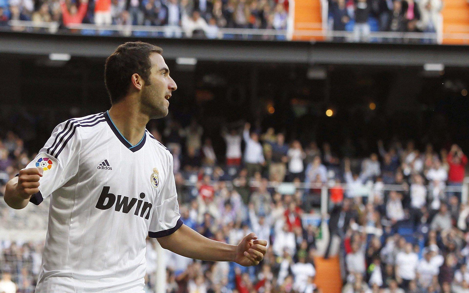 绿茵不朽！贝肯鲍尔与拜仁37载传奇，从叛逆天才到永恒丰碑